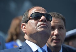 اضحك مع قائد الانقلاب : "وأنا بتمشى على الكورنيش الناس وقفوني وقالولي متخفش" (فيديو)