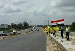 سلسلة بشرية لثوار كفر الدوار تُندد بمذابح رابعة