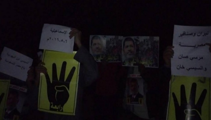 وقفة ليلية لثوار الاسماعيلية تندد ببيع الاراضي المصرية وتطالب برحيل العسكر