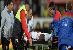 بالفيديو.. لاعب كاميروني يسقط فجأة بالملعب ويفقد حياته