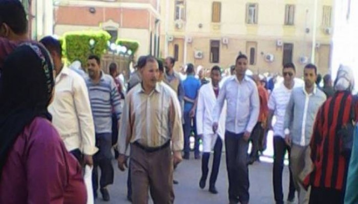وقفة لعمال المستشفى الجامعي بالإسكندرية احتجاجا على تخفيض رواتبهم