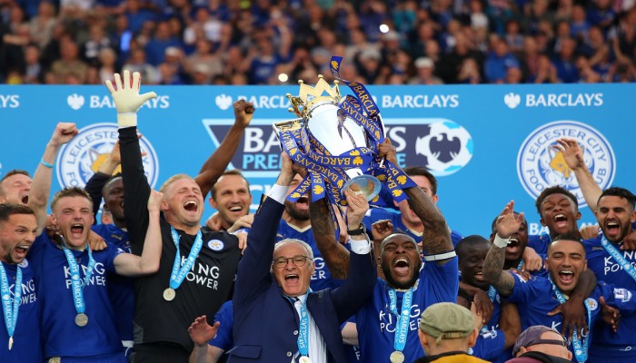 شاهد لحظة تتويج ليستر بكأس الدوري الانجليزي الممتاز (فيديو)