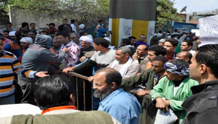 وقفة احتجاجية لعمال "النيل للأقطان" بمحيط مجلس الوزراء