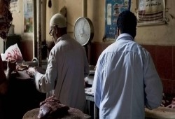 الشعب المصري يأكل لحوم الخنازير من المجمعات الاستهلاكية