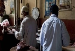 الشعب المصري يأكل لحوم الخنازير من المجمعات الاستهلاكية