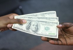 تواصل تراجع تحويلات المصريين بالخارج