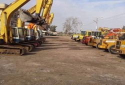 لليوم الثالث إضراب سائقى الحفارات لازالة التعديات فى بحيرة المنزلة