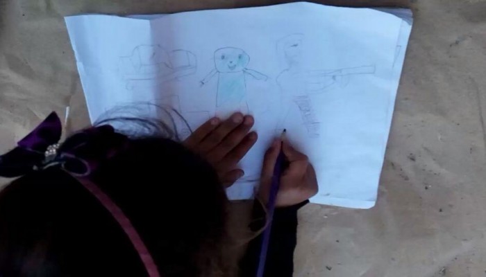 مشاهد القتل والدماء.. قصص يرويها أطفال سيناء في رسوماتهم