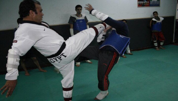 صور.. مدرب المنتخب القومي والعسكري للتايكوندو بمعتقلات السيسى بتهمة الإرهاب!