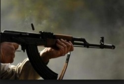 أمين شرطة يصيب اثنين من جيرانه بالبحيرة