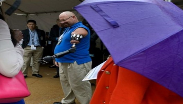 البنتاغون يعرض يدا اصطناعية تتحكم بها إشارات الدماغ