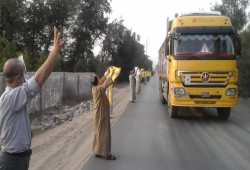 سلسلة بشرية لثوار كوم حمادة تندد بحريق مصر على يد السيسي