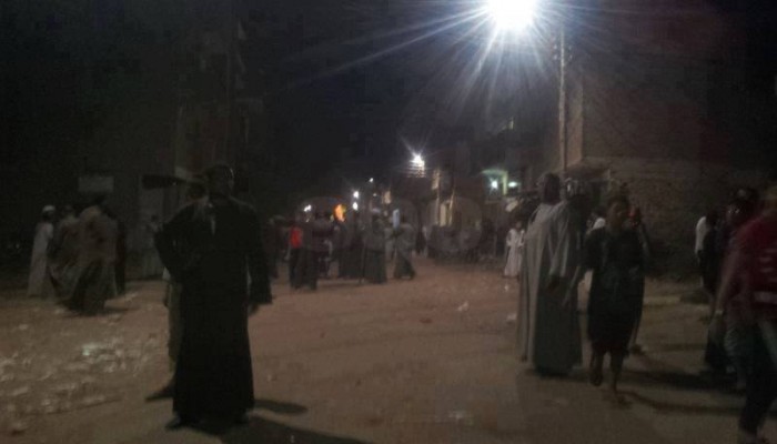 أهالي الأقصر يحتجزون ضابطين بعد اعتقال 3 أشخاص واشتباكات مع الأمن وتحطيم 13 سيارة