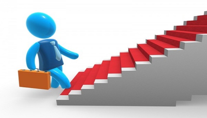 عليك ان تحيط نفسك بمن يدفعونك إلى الأمام ويجعلونك أفضل