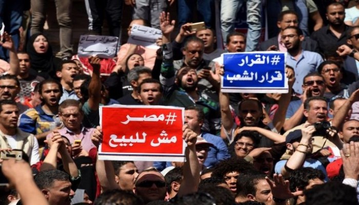 الحبس عامين لـ51 شابًا تظاهروا ضد التنازل عن جزيرتي "تيران وصنافير"