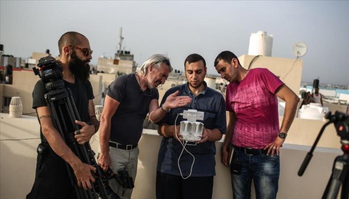 فريق صيني بغزة يصور مشاهد فيلم يحكي معاناة اللاجئين حول العالم