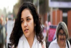 سناء سيف تسلم نفسها للشرطة لتنفيذ حكم بحبسها 6 أشهر.. وترفض الطعن لعدم ثقتها بالعدالة