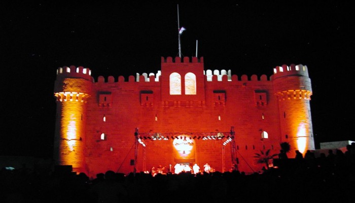 نظام السيسي يخرب الآثار ويحول قلعة "قايتباي" لقاعة أفراح