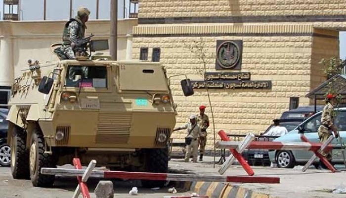 إغماءات واختناقات بين معتقلي استقبال طره بعد قطع المياه والكهرباء عنهم