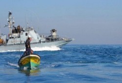 البحرية الإسرائيلية تعتقل 10 صيادين فلسطينيين وتغرق مركبين في بحر غزة