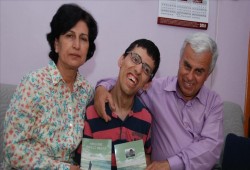 مصاب بالشلل الدماغي يكتب بأنفه قصة مواجهته للحياة