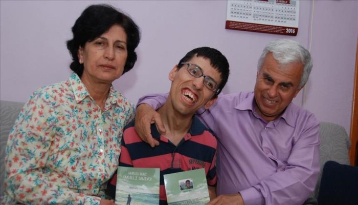مصاب بالشلل الدماغي يكتب بأنفه قصة مواجهته للحياة