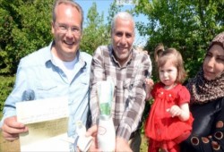 الإعلام الألماني يشيد بأمانة عائلة سورية لاجئة