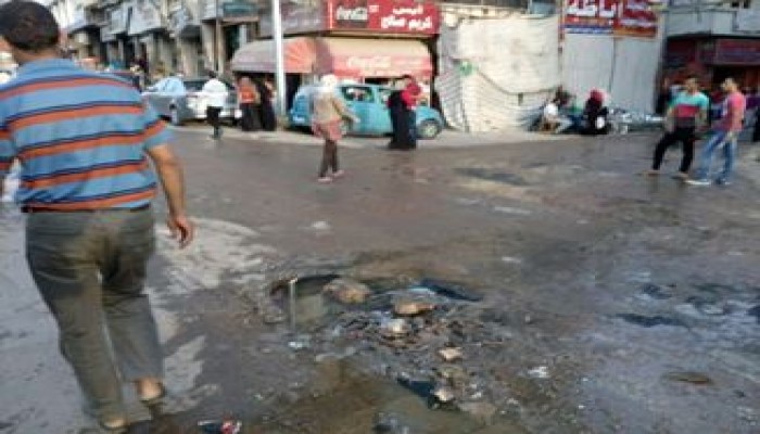 غضب بين أهالي كفر الدوار لتجاهل محليات الانقلاب إنفجار ماسورة صرف صحي