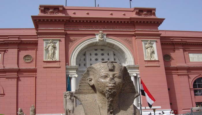 "مهرب آثار" يقود أعمال عرض "المتحف الكبير"