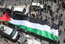 إحياءً لذكرى "النكبة"..68 علما وراية وشعلة ومفتاحا في مسيرة برا