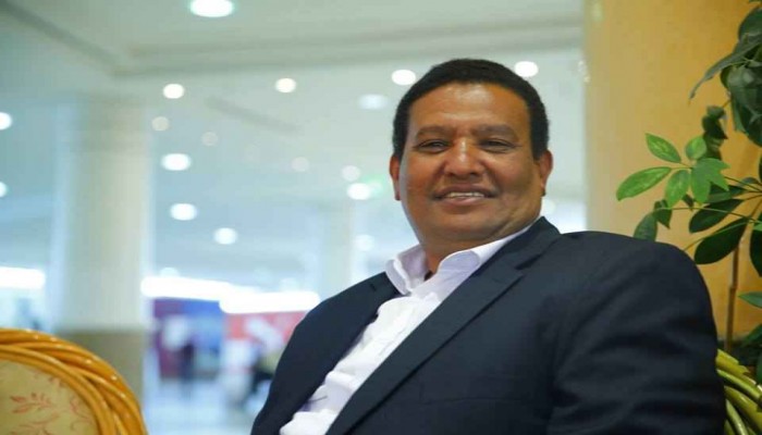 سليم عزوز : لا تتعاطف وتوقف عن النحنحة