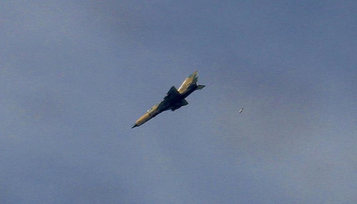 استشهاد 13 سوريًا من عائلة واحدة في قصف للنظام على ملجأ بريف حمص