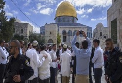 مستوطنون وعائلاتهم يدنسون الأقصى بحماية الاحتلال