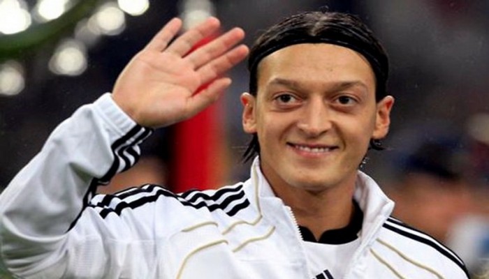 أوزيل نجم آرسنال يؤدي مناسك العمرة (صور)