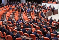 البرلمان التركي يقر تعديلا دستوريا حول رفع الحصانة