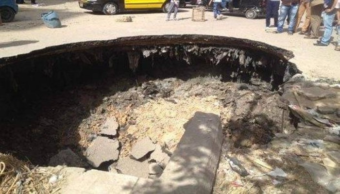 كارثة.. الصرف الصحي يهدد بانهيار كوبري المندرة