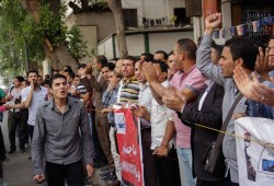 وقفة لحملة الماجستير أمام مجلس الوزراء للتوقيع على قرار تعيينهم