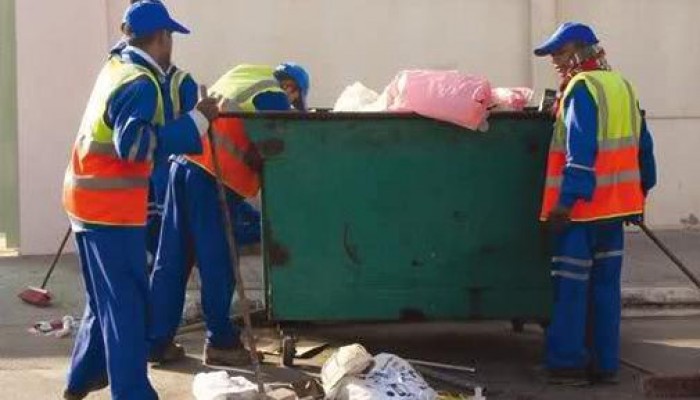 نظام السيسي يعين خريجي الهندسة والعلوم السياسية عمال نظافة