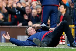 مانشستر يونايتد يقيل فان غال