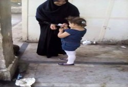 صورة وتعليق .. طفلة تلعب بـ"كلابشات" أمها