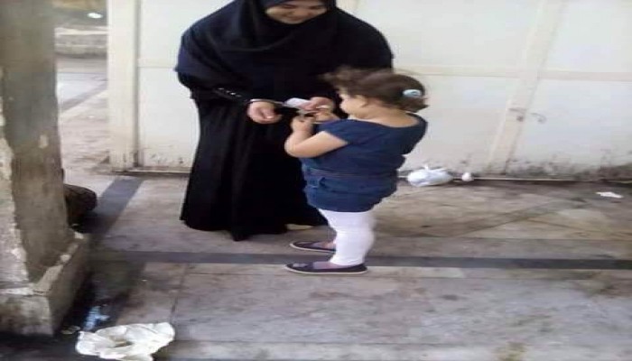 صورة وتعليق .. طفلة تلعب بـ"كلابشات" أمها