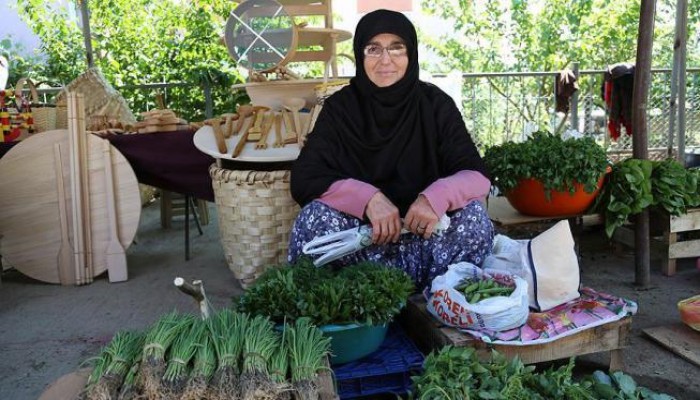 شقيقة وزير الصناعة التركي "بائعة الخضار"  تسمع خبر تعيينه من الباعة الآخرين