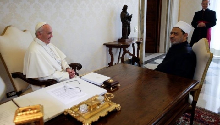 عبدالله الشريف: فى عهد السيسي شيخ الأزهر يجلس كتلميذ أمام بابا الفاتيكان