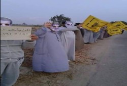 سلسلة بشرية لثوار الدلنجات تنديداً باستشهاد "بدر شحاته"