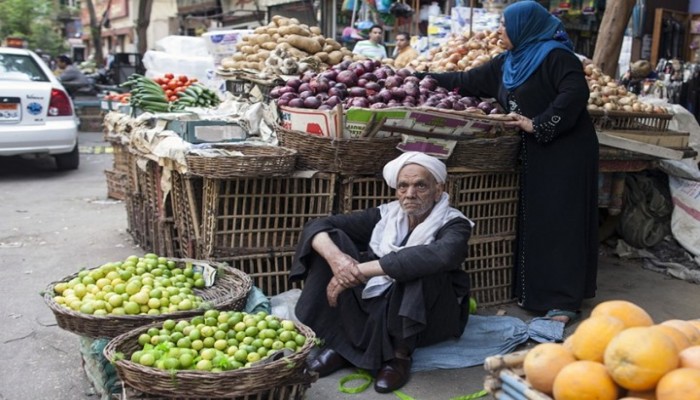 سلع لا تجد من يشتريها وأعمال البر تتقلص