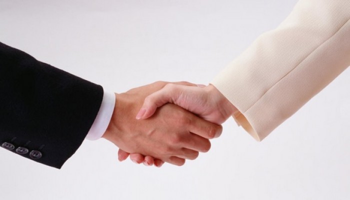 سويسرا تجبر طالبين مسلمين على مصافحة معلماتهما أو الإنذار والغرامة