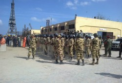 الشرطة العسكرية تعتقل 7 من عمال "الترسانة البحرية"