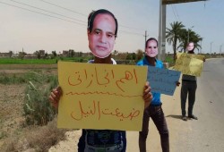 حركة "مش هنبيع" بأبشواى بالفيوم تسخر من السيسي بسلسلة بشرية