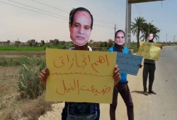 حركة "مش هنبيع" بأبشواى بالفيوم تسخر من السيسي بسلسلة بشرية