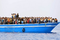 مصرع 30 مهاجرا إثر غرق قاربهم قبالة السواحل الليبية